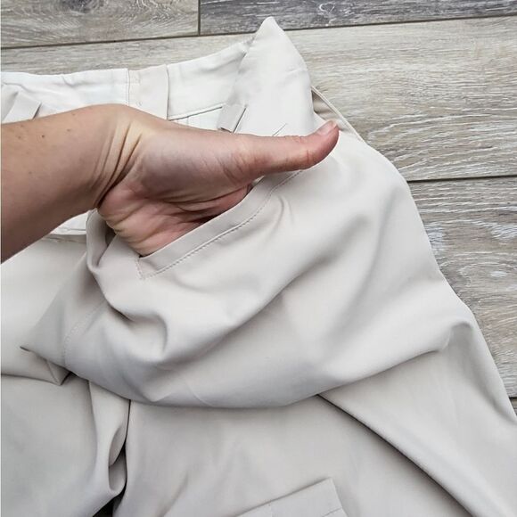 Women's Nike golf shorts size 2 Bermuda length cream colored - Picture 10 of 11